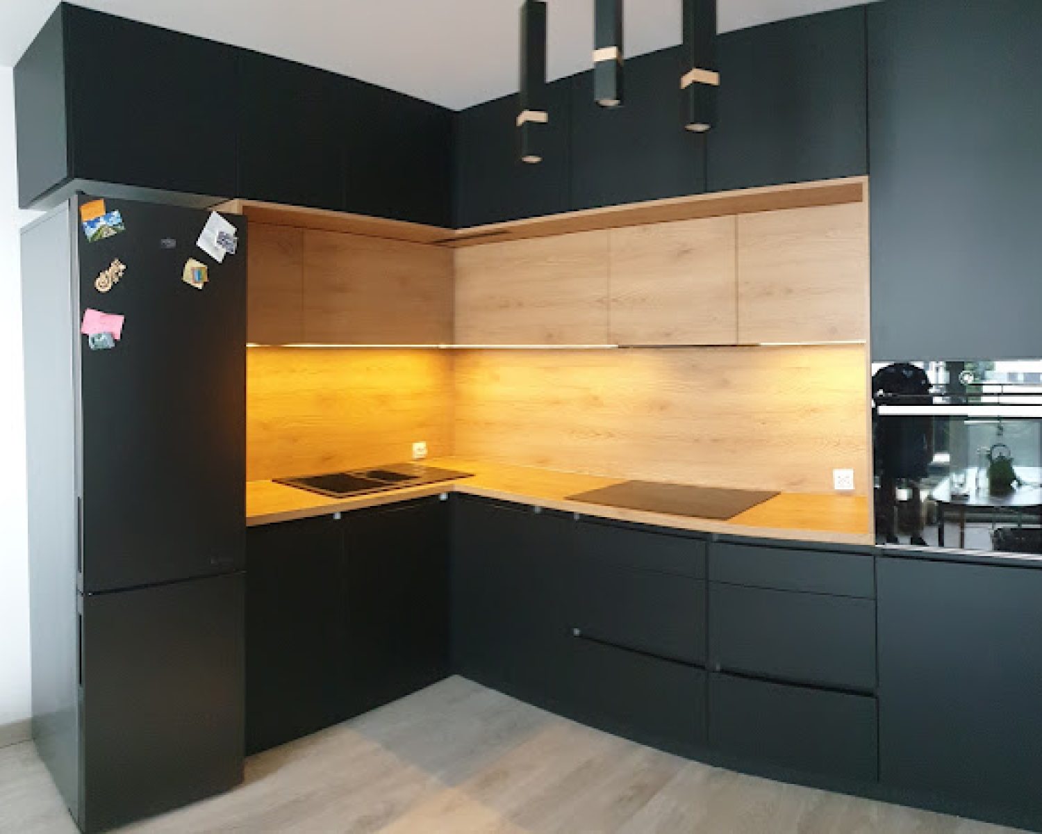Czarna kuchnia akrylowa na wymiar połącznienie czerni i drewna Dąb halifax egger H3331 woodeco Kraków belmeb.pl