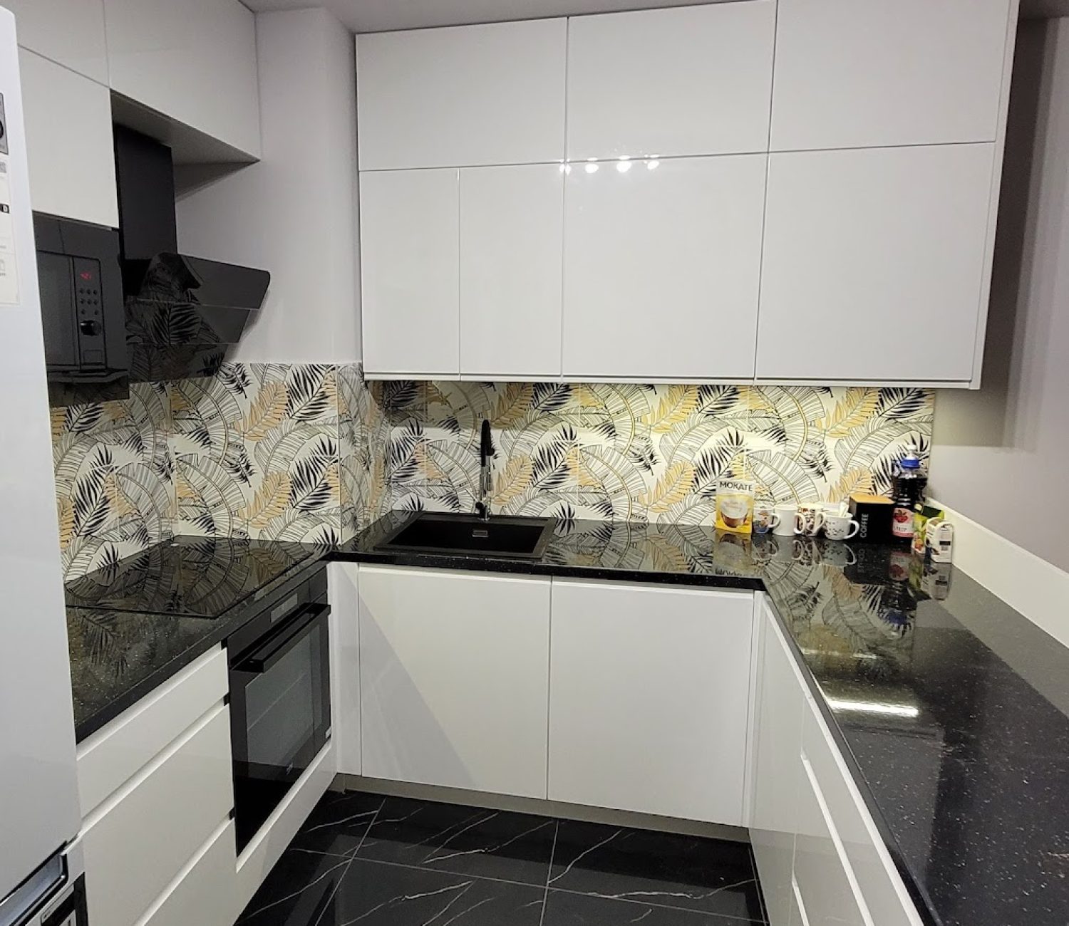 Biały połysk czarny blat Kuchnia na wymiar Kraków Piasta park