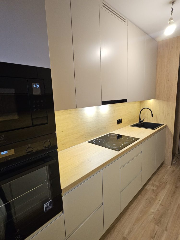 Kuchnia na wymiar fronty satynowe kaszmir szampański Egger Halifax Dąb kamienny .jpg