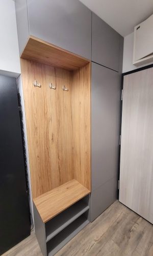 Szafa do przedpokoju z siedziskiem i wieszakami antracytowa szafa na wymiar