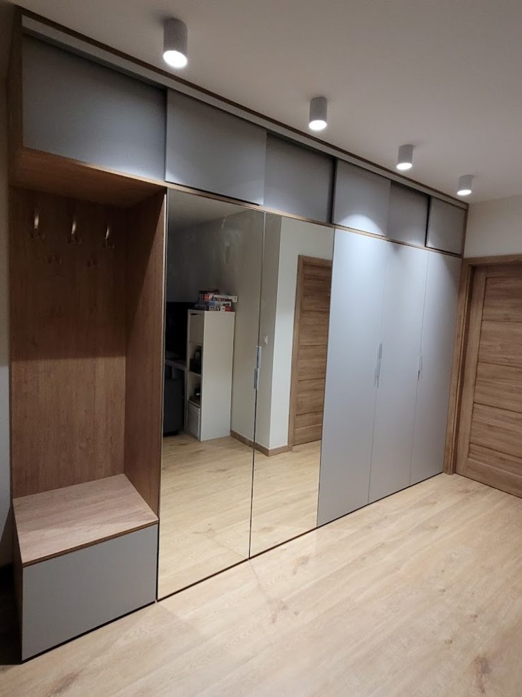 Szafa z wieszakami przedpokój gaderobaz lustrem otwierana przesuwna na wymiar